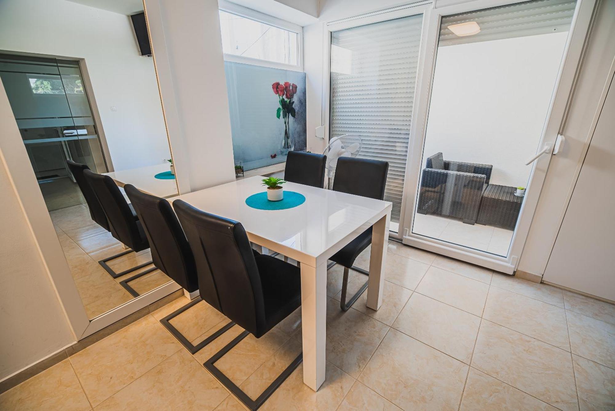 Downtown Park Apartments With Balcony Βόντιτσε Δωμάτιο φωτογραφία