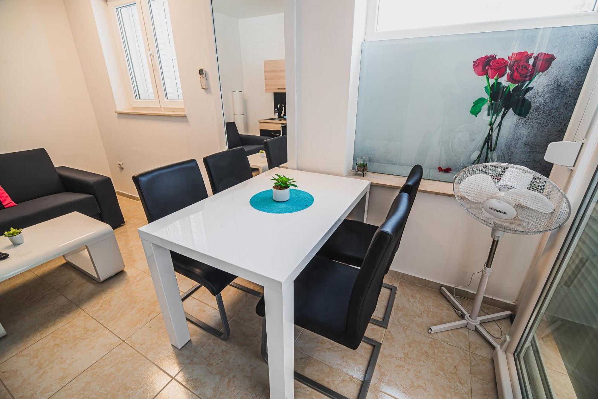 Downtown Park Apartments With Balcony Βόντιτσε Δωμάτιο φωτογραφία